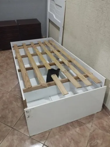 Cama de solteiro branca com sapateira