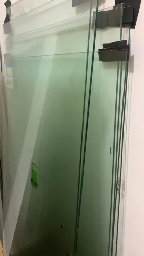 Portas de vidro temperado e espelho