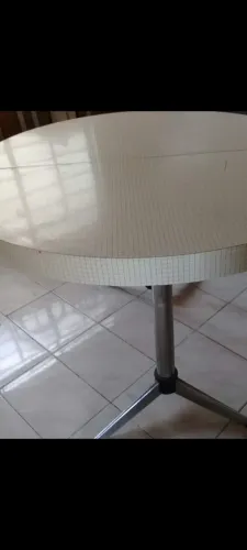 Mesa redonda de madeira e fórmica 