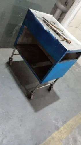 Carrinho de ferramentas e coletor de oleo