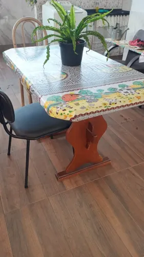 Mesa de jantar de madeira