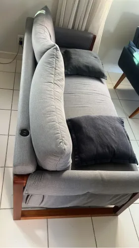 Sofá de três em ótimo estado, com entrada de conexão USB.