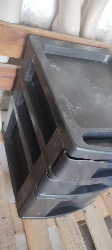 Gaveteiro de plástico preto bem conservado 
