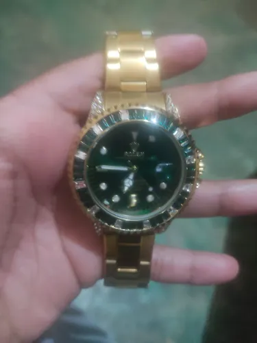 "Dourado impecável, aro cravejado e presença inquestionável.