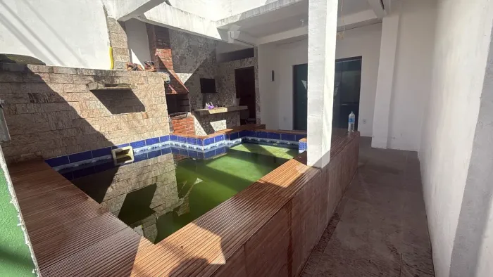 Casa térrea com piscina