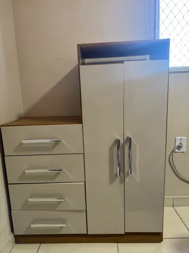 Cômoda/Armário com 4 gavetas
