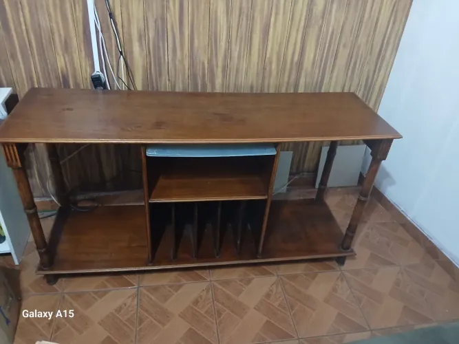 Ótimo rack madeira maciça