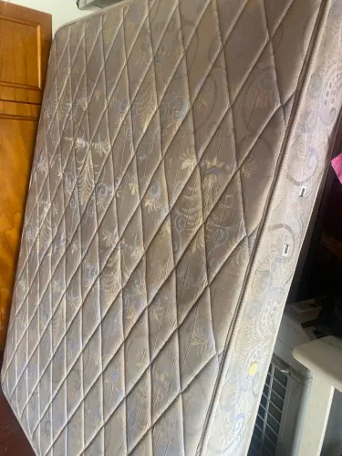 Vendo cama de casal madeira de lei com colchão. Aceita-se proposta! 