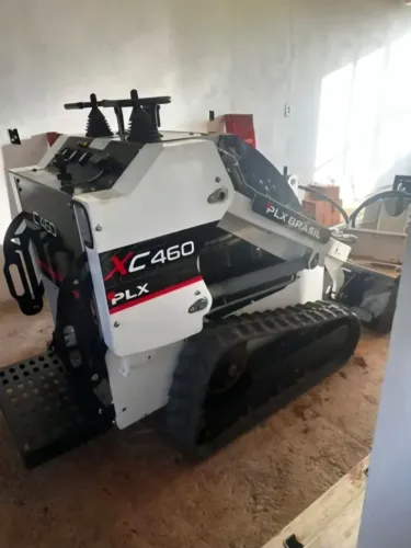 Mini carregadeira PLX XC460 com 20hs