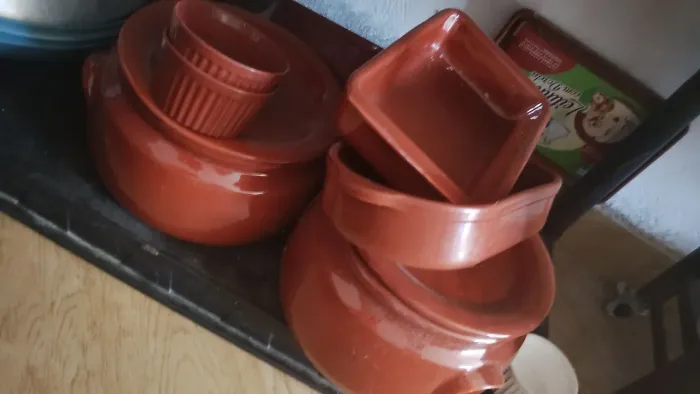 2 Panelas louça 3,5 litros + travessas