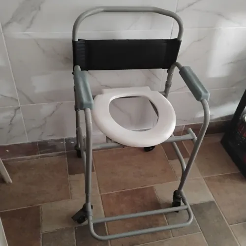 Vende- se cadeira de banho para idoso.