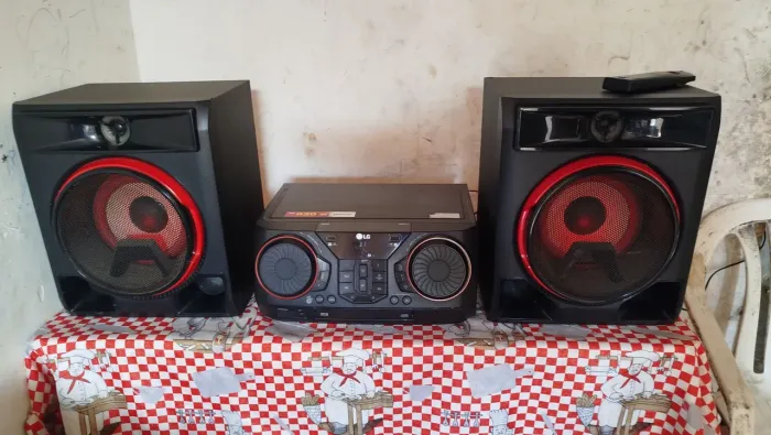 Som LG bluetooth semi nova pra vender.