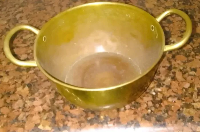 Vaso Cachepot baixo em metal dourado com alças laterais no feitio caldeirão