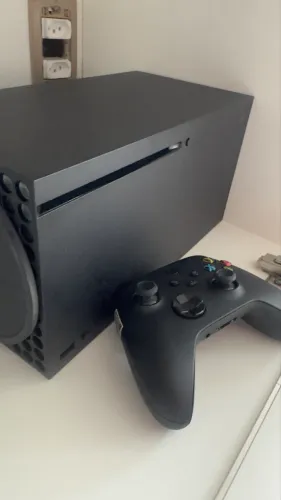 Xbox Series X com 1 controle