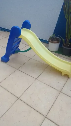 Vendo escuregadeira infantil R$ 230,00 zap *