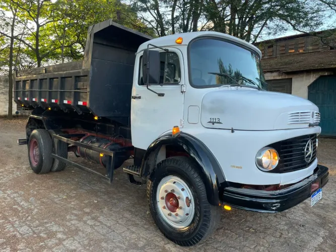 Caminhão caçamba Mercedes-Benz 1113