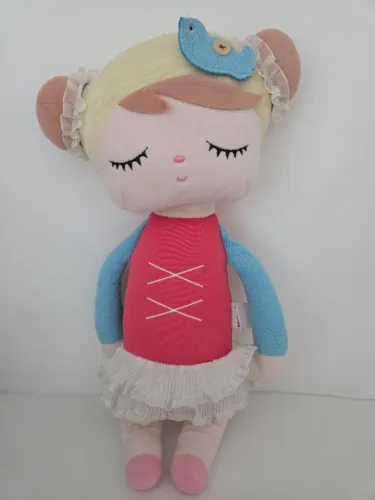 Boneca de pano da marca Metoo, especificamente um modelo da coleção Angela.