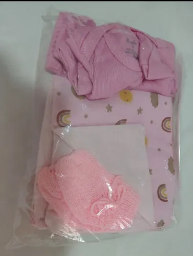 Kit de bebê , contém sapatinhos,calça,manta e body