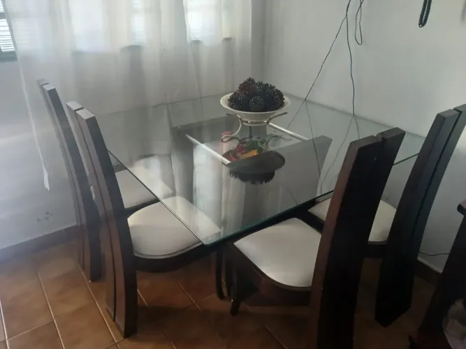 Mesa de vidro com 4 cadeiras estofada