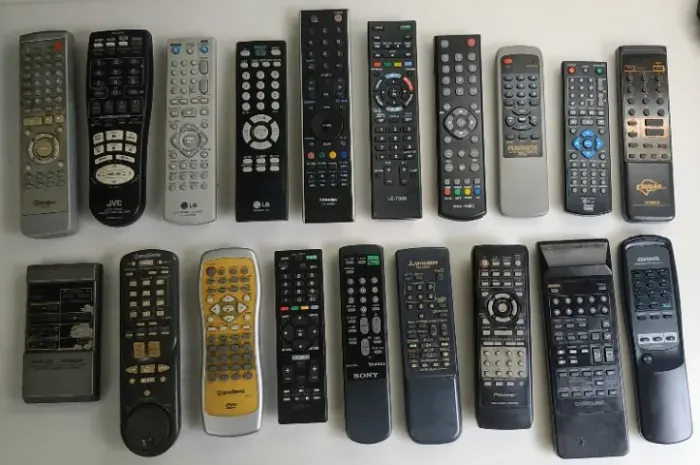 LOTE 19 CONTROLES REMOTOS DIVERSOS