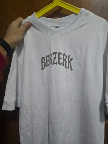 Camiseta oversized berzerk branca p 