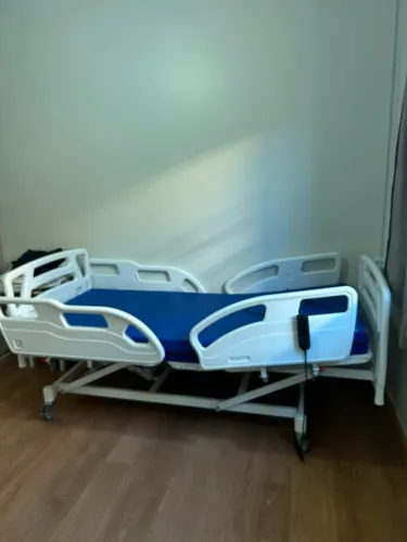 Cama motorizada Desematec, com colchão