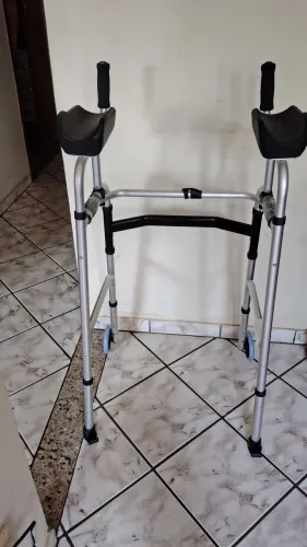 Andador hospitalar sem assento com apoio de braço. <br>