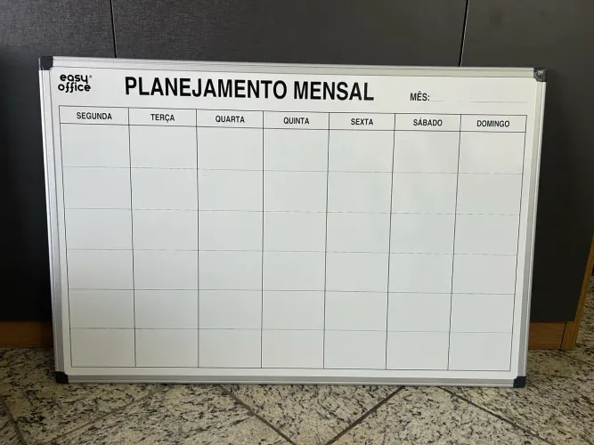 Quadro branco para planejamento mensal