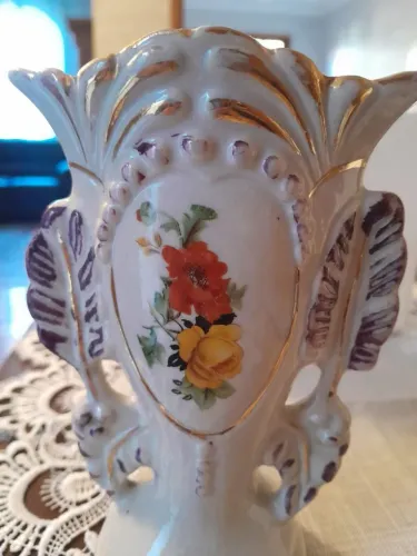 Vaso vasinho em porcelana antigo.