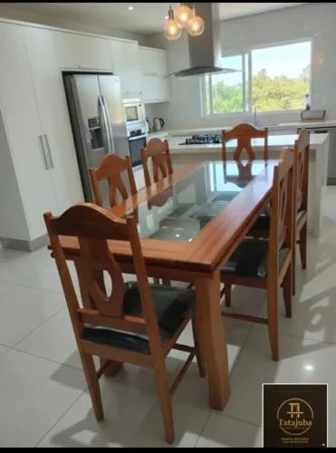 Conjunto de mesa de jantar em madeira maciça tatajuba