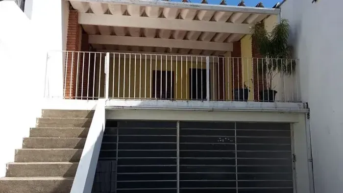Centro- Casa 153m2: 2D, 2 Banheiro; Armários na Cozinha; 3 Vagas; Quintal