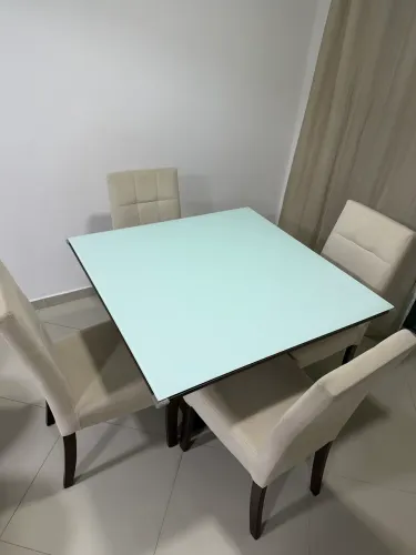 Mesa de vidro com 4 cadeiras