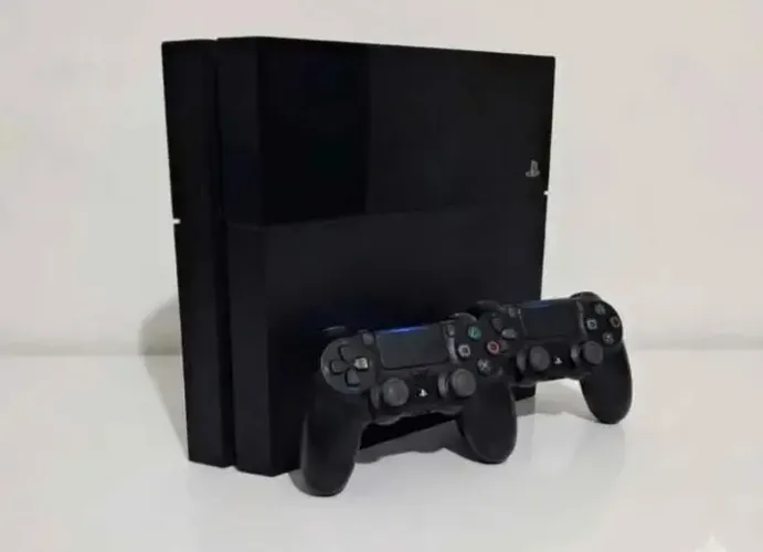 Vendo PS4 com dois controles jogo GTA 5