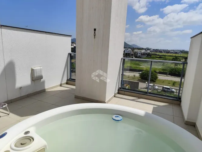 Apartamento duplex com 2 dormitórios, 1 suíte a 300 metros da praia do Campeche