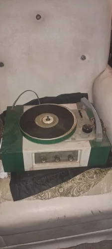 Vitrola antiga não sei se funciona