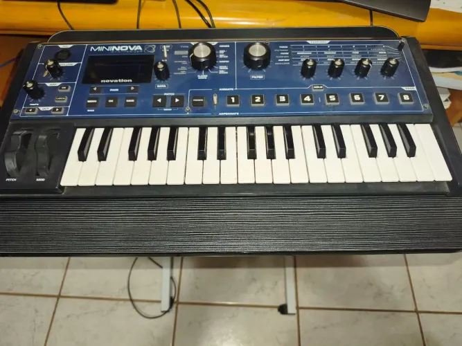 Sintetizador Novation Mini Nova profissional