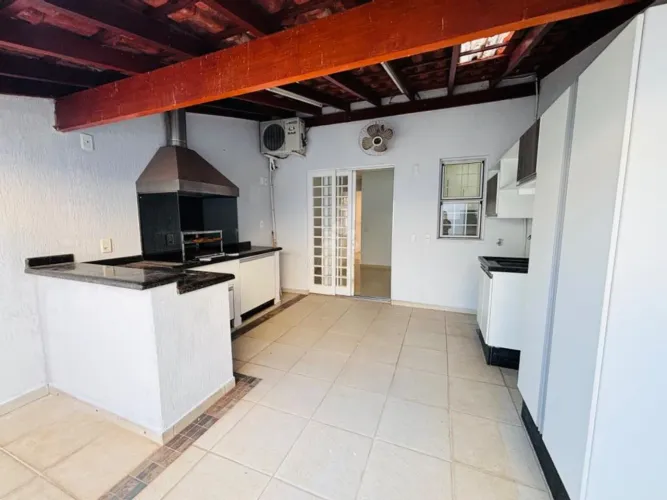 LOCAÇÃO de Linda Casa Modelo Carolina com 2 Quartos, Rico em Planejados, Ótimo Quintal com