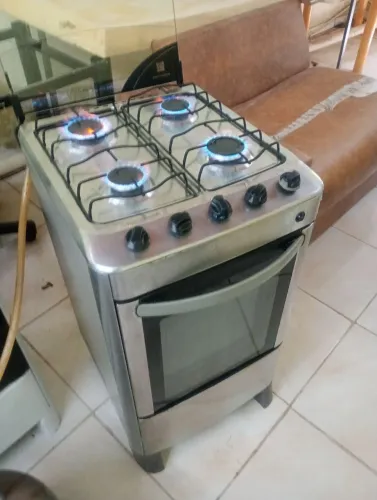 Fogão de 4 bocas funcionando normalmente em ótimo Estado 