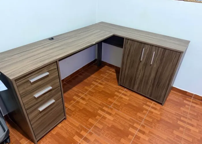 Mesa de escritório/estudos grande com bastante espaço para guardar coisas