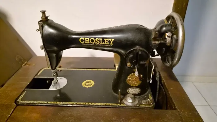 Maquina de costura Crosley com motor