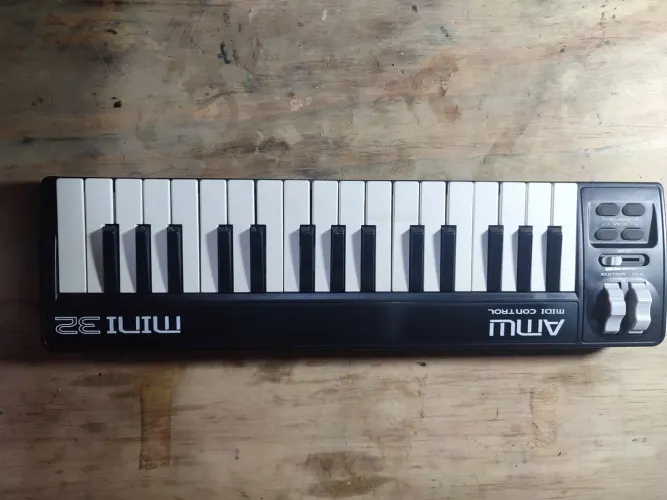 Teclado Midi (AMW MINI 32 BLACK) nunca usada