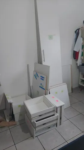 Peças de MDF do falecido guarda roupa projetado
