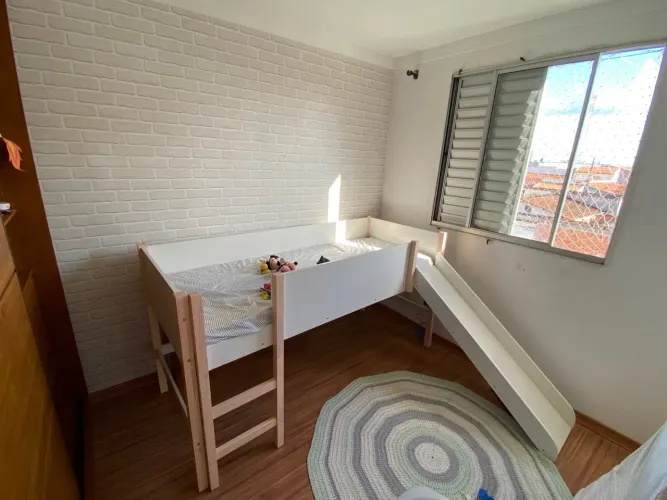 Cama suspensa com escorregador infantil