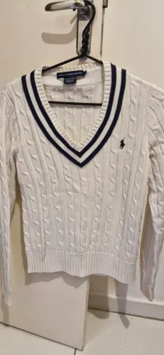 Sueter Branco com detalhe Azul na gola V. Ralph Lauren. Tam. G