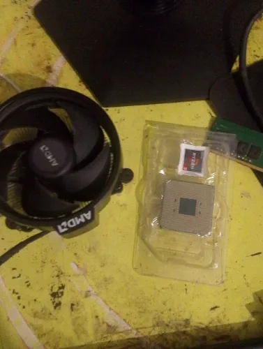 Ryzen 3 3200G, usei por pouco tempo o estado dele tá excelente 