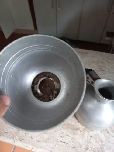 Cafeteira antiga em alumínio