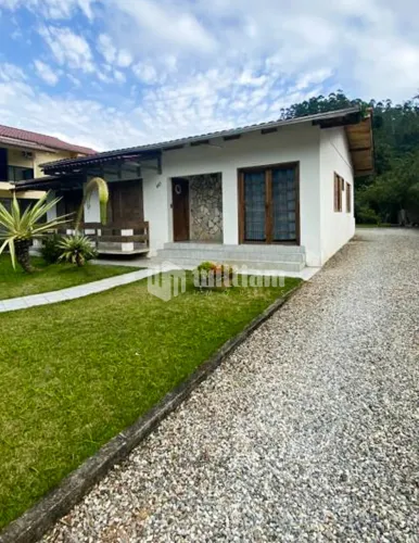 CASA COM 3 DORMITÓRIOS SENDO 1 SUÍTE NO CENTRO DE BOTUVERÁ