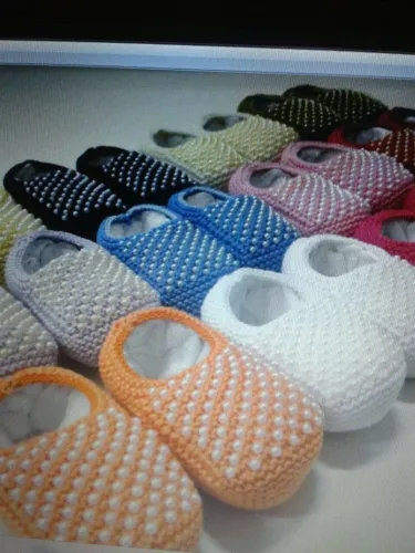 Sapatinho de bebê de tricô feito à mão