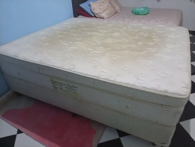 Cama Queen, usada , colchão Kingstar, muito bom só está com umas manchas