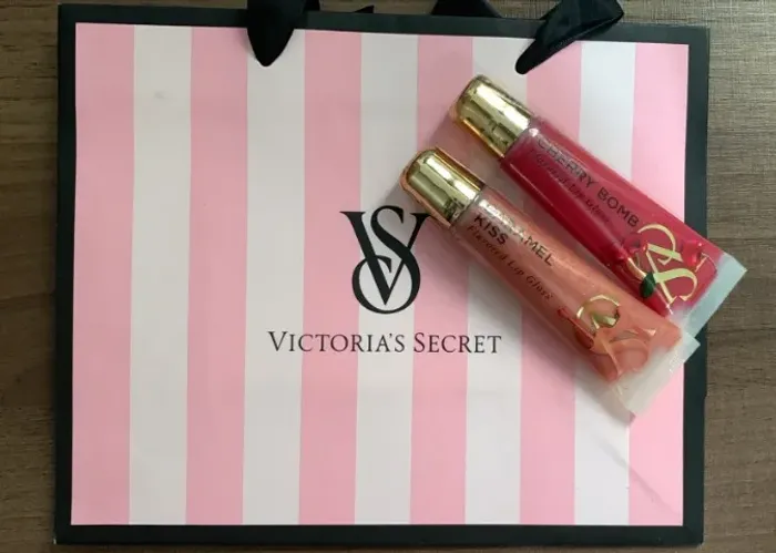 Gloss victoria secrets Cherry Bomb e Caramel Kiss ambos lacrados e acompanha sacolinha